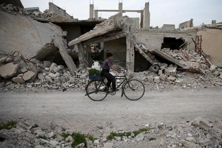 Damascus, Syria - 30,2/100 điểm: Thủ đô của Syria nằm cuối danh sách về điều kiện sống cơ bản (16,1 điểm) do tình hình chiến sự tại nước này. Trong hình: Một cậu bé đạp xe giữa các tòa nhà đổ nát sau khi phe nổi dậy vây hãm thị trấn Douma, ngoại ô phía đông Damascus. Ảnh: Thomson/ Reuters.