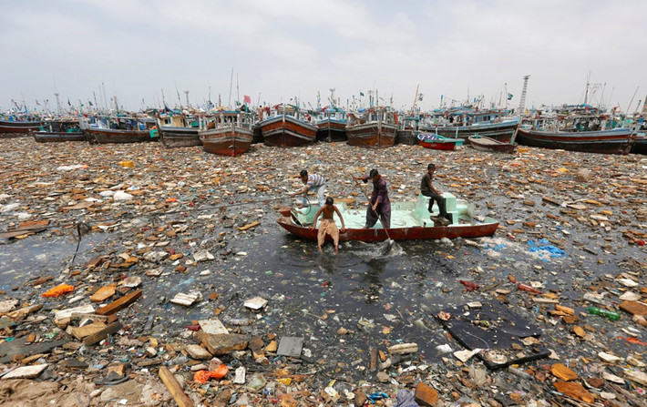 Karachi, Pakistan - 40,9/100 điểm: Karachi chỉ đạt được 20 điểm về tính ổn định, tuy nhiên thành phố đông dân nhất Pakistan đạt được 66.7 điểm về mặt giáo dục, tương đối cao và 51.8 điểm về cơ sở hạ tầng. Trong hình: Người dân đang thu gom các vật phẩm có thể tái chế trong một khu vực bị ô nhiễm tại cảng đánh bắt cá ở Karach. Bảng xếp hạng của EIU đưa ra những đánh giá về mức độ “đáng sống” của các thành phố dựa trên những tiêu chí như tính ổn định, điều kiện chăm sóc y tế, văn hoá, môi trường, giáo dục và cơ sở hạ tầng, tất cả tính trên thang điểm 100. Ảnh: Reuters.