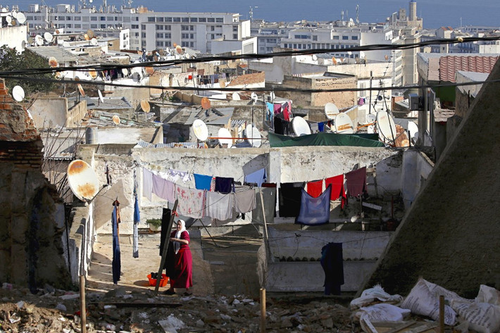 Algiers, Algeria - 40,9/100 điểm: Cùng đạt 40,9/100 điểm với Karachi của Pakistan là thủ đô Algiers của Algieria. Thành phố lớn nhất Algieria có điểm số về cơ sở hạ tầng là 30,4, trong khi giáo dục là 50 điểm.Trong hình: Một phụ nữ đang phơi đồ trên mái nhà ở thành phố Casbah, Algiers, Algeria. Ảnh: Reuters.