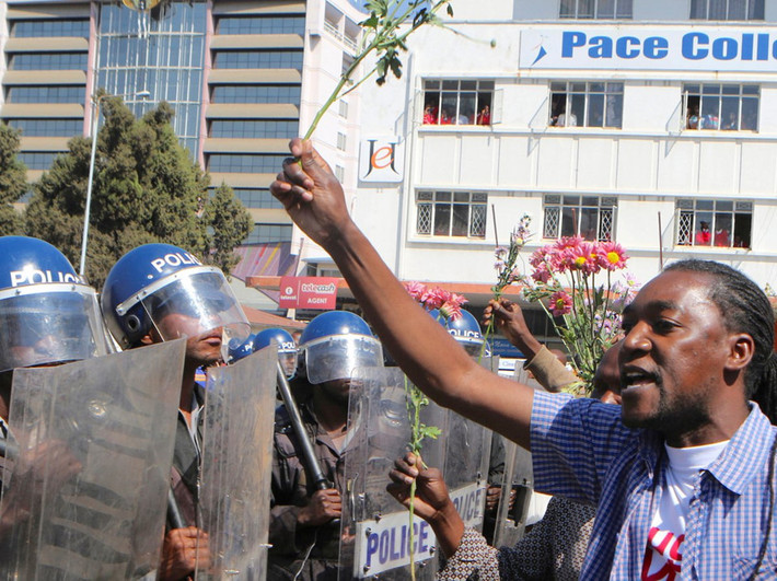 Harare, Zimbabwe - 42,6/100 điểm: Thủ đô của Zimbabwe là thành phố đạt mức điểm thấp nhất về chăm sóc sức khỏe cho người dân trong số 140 thành phố khảo sát của EIU, chỉ với 20,8 điểm. Tuy nhiên Harare lại đạt được điểm tương đối cao về mặt giáo dục với mức 66,7 điểm. Trong ảnh là người dân Zimbabwe tham gia biểu tình phản đối kế hoạch phát hành tiền giấy mới của Ngân hàng Quốc gia tại thủ đô Harare ngày 17/8/2016. Ảnh: Reuters.