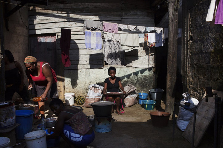 Douala, Cameroon - 44/100 điểm: Quốc gia ở khu vực Trung Phi này đang rơi vào khủng hoảng khi tình trạng căng thẳng giữa khu vực nói tiếng Anh và tiếng Pháp leo thang. Dịch vụ chăm sóc sức khoẻ cho người dân tại Douala, thành phố lớn nhất đất nước được ghi nhận mức thấp, chỉ đạt 25 điểm. Bảng xếp hạng về điều kiện sống tại 140 thành phố trên thế giới được tổ chức Economist Intelligence Unit (EIU) vừa công bố hôm 16/8. EIU là một tổ chức thuộc tập đoàn sở hữu tờ Economist, có trụ sở tại London (Anh), chuyên cung cấp các dịch vụ dự đoán, cố vấn và phân tích về các quốc gia trên thế giới.