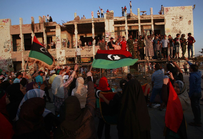 Tripoli, Libya - 36.6/100: Tripoli chỉ đạt 6,2 điểm về điều kiện sống cơ bản. Nguyên nhân là do sự leo thang chiến tranh ở Libya cộng với mối đe dọa từ tổ chức Nhà nước Hồi giáo tự xưng IS. Trong hình: Người dân Libya tham dự cuộc biểu tình trước cửa tòa nhà của Muammar Gaddafi tại khu căn cứ quân sự Bab al-Aziziyah ở Tripoli hôm 13/9/2011. Ảnh: Suhaib Salem/ Reuters.