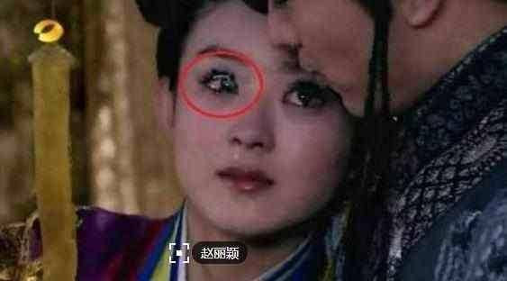 Chỉ có những thánh soi mới phát hiện ra rằng Triệu Lệ Dĩnh sử dụng kính áp tròng trong cảnh quay của Lục Trinh truyền kỳ. Chính hiệu ứng ánh sáng khiến cô nàng bị lộ.