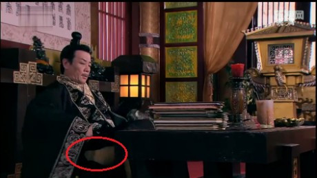 Cũng trong phim Tùy Đường anh hùng, trời thì lạnh và hoàng thượng mặc áo khoác phía trên còn phía dưới lại mặc quần đùi để lộ cả "cặp giò" dưới gầm bàn.