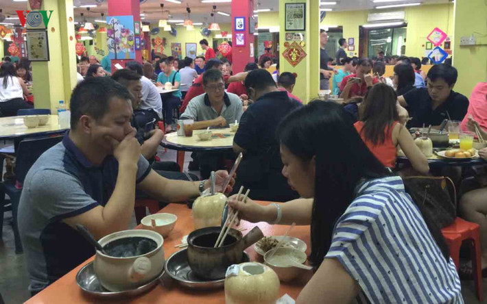 Hãy tìm hiểu và ăn tại các nhà hàng mà số đông người bản địa thường lui tới, đảm bảo bạn sẽ được thưởng thức món ăn ngon miệng với giá bình dân. Không nên ăn ở những nhà hàng gần các điểm du lịch nổi tiếng.