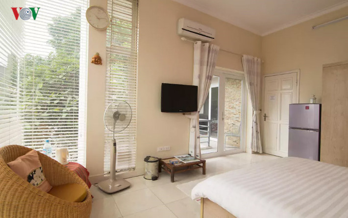 Thuê một căn hộ thay vì 2 hay 3 phòng khách sạn cũng là một gợi ý. So với giá phòng khách sạn, giá thuê một căn hộ hay chung cư thường rẻ hơn nhiều. Bạn có thể tìm kiếm trên một số trang web đặt phòng như VRBO, HomeAway, TripAdvisor...
