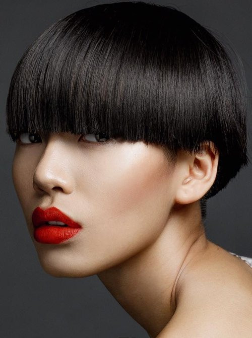 Người mẫu Minh Tú làm người hâm mộ bất ngờ, bấn loạn vì kiểu "đầu nấm" khác lạ. Á quân Asia's Next Top Model cũng thừa nhận mình rất nam tính trong bức hình này.