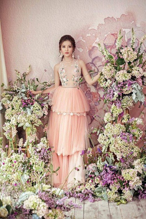 Á hậu Huyền My đẹp mơ màng trong bộ ảnh mới nhất. Người đẹp rất đắt show quảng cáo cũng như event và đang tập luyện, chuẩn bị cho cuộc thi nhan sắc "Miss Grand International 2017".