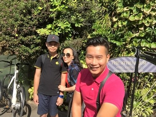 Hoa Thanh Tùng bày tỏ niềm vui khi được cùng gia đình đi du lịch London. Nam MC của "Bữa trưa vui vẻ" chia sẻ: "Nếu có phép màu mình muốn nhét cả London vào vali mang về Hà Nội thôi."