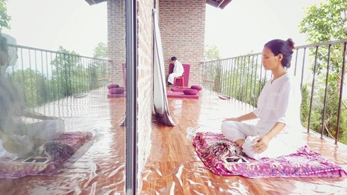 BTV Lê Bình tận hưởng cuộc sống thanh tịnh, khỏe mạnh nhờ bộ môn "thiền". Cô chia sẻ lợi ích của hoạt động này trên trang cá nhân: "Mình ngồi nói chuyện với ai, 1 tiếng chắc cũng phải đổi chân vài lần. Vậy mà ngồi thiền, trong tư thế tưởng như bó buộc này, mình ngồi được 8, 9 tiếng. Người cứ nhẹ bẫng và tràn đầy năng lượng. Nhưng ngồi mới chỉ là cái vỏ bên ngoài, sự thay đổi trong tâm, ẩn sâu trong cái thân này, mới là điều vi diệu."