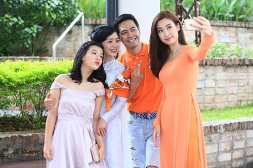 Nghệ sỹ ưu tú Chiều Xuân hội ngộ cùng MC Phan Anh, ca sỹ Duy Khoa và Hoa hậu Việt Nam 2016 Đỗ Mỹ Linh.