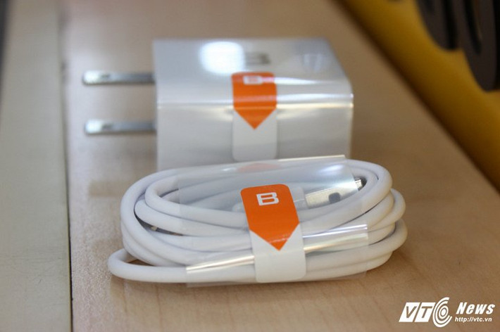 Các phụ kiện của Bphone đều được gắn logo chữ B ở nhiều chi tiết sản phẩm. (Ảnh: Việt Vũ)