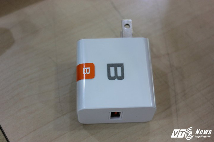 Cục sạc Bphone thiết kế lớn, giống với nhiều mẫu sạc của Oppo. Ngoài ra, sạc của Bphone 2017 còn được tích hợp chuẩn sạc nhanh Quick charge 3.0 từ Qualcomm cho phép sạc đầy điện thoại từ 1 - 100% trong vòng 30 phút. (Ảnh: Việt Vũ)