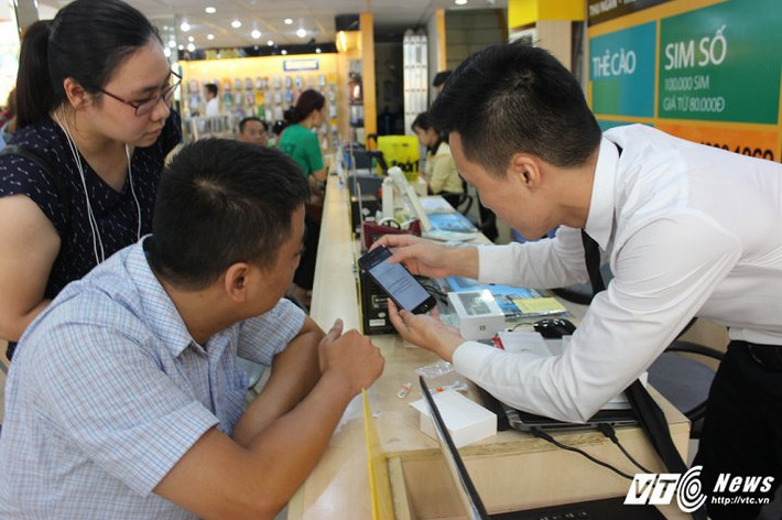 Theo Thế giới Di động, trong đợt giao hàng đầu tiên, có tất cả 500 máy được sản xuất và giao tận tay khách hàng trên toàn quốc. Tính riêng tại Hà Nội có 170 chiếc. (Ảnh: Việt Vũ)