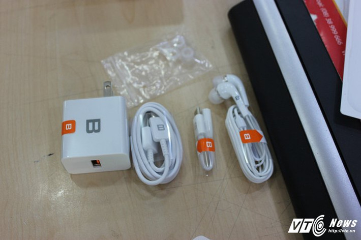 Bên trong hộp Bphone 2017 còn một số phụ kiện như: Sách hướng dẫn sử dụng, cáp, sạc, tai nghe và cáp chuyển đổi. (Ảnh: Việt Vũ)