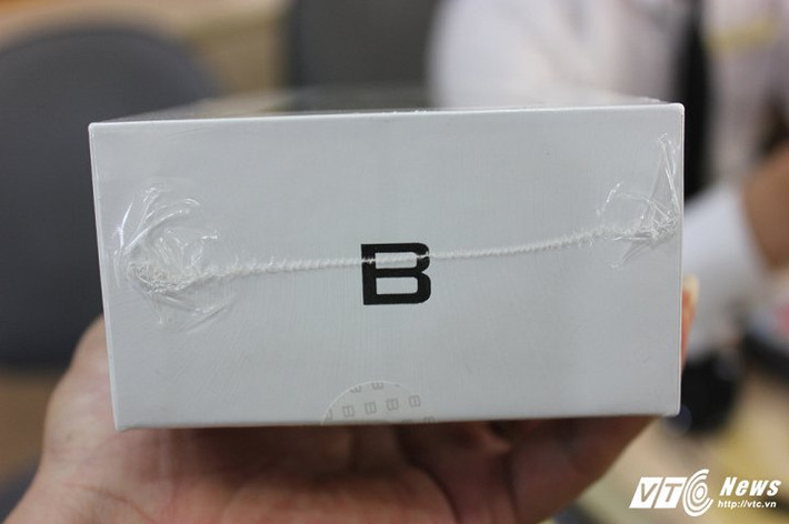 Cách đóng hộp kiểu này khiến nhiều người lầm tưởng là iPhone của Apple. (Ảnh: Việt Vũ)