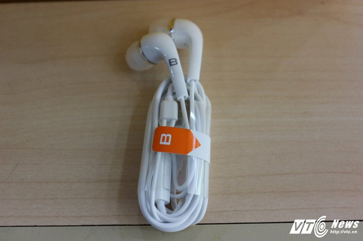Máy còn được tặng kèm tai nghe đi kèm, tai nghe của Bphone cho chất âm tốt nhưng không quá xuất sắc. (Ảnh: Việt Vũ)