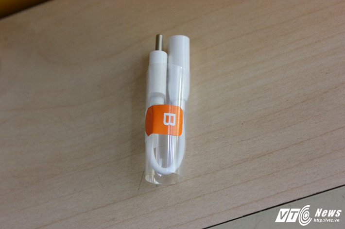 Vì không được tích hợp jack tai nghe 3.5mm nên khi sử dụng tai nghe phải dùng jack chuyển đổi ở cổng sạc, đây là một điểm học hỏi từ Apple, song, người tiêu dùng đánh giá không cao việc loại bỏ đi jack tai nghe truyền thống. (Ảnh: Việt Vũ)