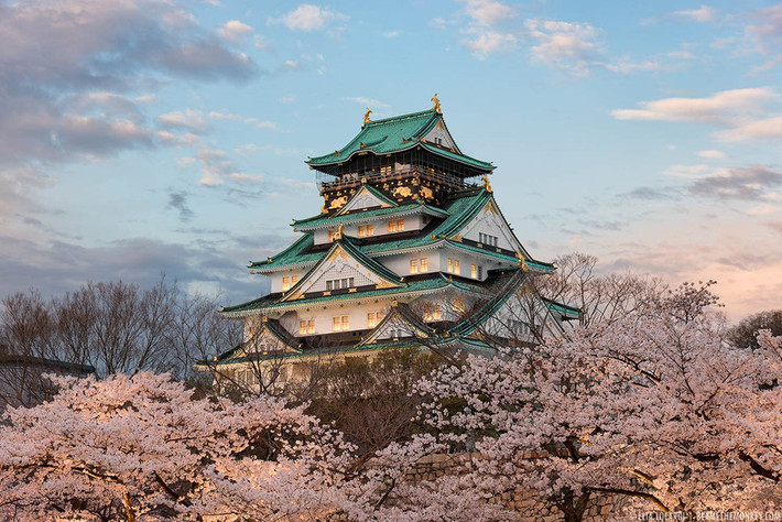 Lâu đài Osaka, Osaka: Giống như nhiều lâu đài truyền thống của Nhật Bản, Osaka có móng bằng đá, cao 8 tầng và có hào bao quanh. Lâu đài được xây dựng trên nền của một ngôi đền và cung điện hoàng gia cũ. Năm 1660, sét đánh vào kho thuốc súng gây ra một vụ nổ lớn, làm hư hỏng công trình này. Đến cuối thế kỷ 19, lâu đài được trùng tu, sửa chữa. Ảnh: Reddit.