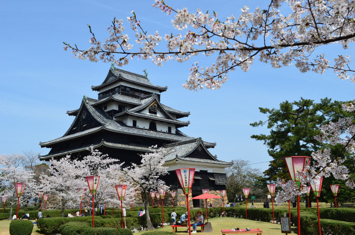 Lâu đài Matsue, Shimane: Lâu đài Matsue được hoàn thành vào năm 1611, sau đó bị tháo dỡ một phần vào năm 1875. Năm 1950, công trình này được xây dựng lại theo thiết kế nguyên bản. Đây là một trong số ít lâu đài thời Trung Cổ vẫn còn giữ được cấu trúc bằng gỗ ban đầu. Matsue còn có tên gọi là "Lâu đài đen". Đây là một trong những lâu đài cổ nhất ở Nhật Bản. Ảnh: Matsuetravelguide.