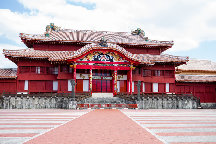 Lâu đài Shuri, Okinawa: Lâu đài Shuri màu đỏ được xây dựng từ năm 1429. Đây là điểm dừng chân quan trọng trong mạng lưới hàng hải Đông Á của Nhật Bản. Shuri là lâu đài lớn nhất trên đảo, có lịch sử lâu đời về hoạt động kinh tế và đã nhiều lần đổi chủ. Sau Thế chiến II, Mỹ từng chiếm đóng nơi đây gần 30 năm. Ảnh: Okinawahai.