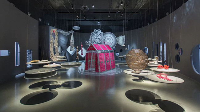 Bảo tàng Triennale di Milano Bảo tàng thiết kế và nghệ thuật Triennale di Milano được đặt tại tòa nhà Palazzo dell'Arte tại Milan, bảo tàng chứa đựng các bộ sưu tập về khám phá sự đổi mới trong thiết kế, kiến trúc, quy hoạch đô thị, nghệ thuật truyền thống và âm nhạc của Ý. Các cuộc triển lãm hiện tại bao gồm “Women in Italian Design”, và là nơi tổ chức hằng năm triển lãm Milan Triennale.