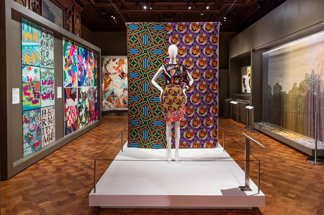 Bảo tàng Cooper Hewitt Smithsonian Nằm tại New York, có từ năm 1896, là một trong 19 viện bảo tàng thuộc hệ thống Smithsonian Institution ở Mỹ. Bảo tàng chứa đựng một bộ sưu tập với các thiết kế được cất giữ từ 240 năm qua. Đây là bảo tàng duy nhất ở Mỹ dành cho thiết kế thời trang lịch sử và đương đại.