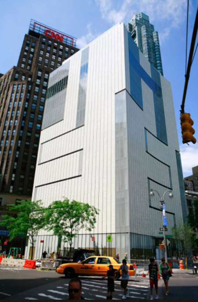 Bảo tàng Nghệ thuật và Thiết kế (MAD) tại New York Bảo tàng được xây dựng theo phong cách hiện đại với cả mặt tiền được bọc bởi một lớp gạch terracotta tráng men và thủy tinh fritted, bảo tàng New York này, được xây dựng từ năm 1956, nằm ở trung tâm Columbus Circle. Bảo tàng chứa đựng các bộ sưu tập về nghề thủ công, nghệ thuật và thiết kế thời trang.
