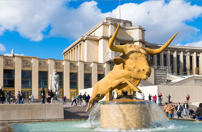 Bảo tàng Cité de l'Architecture et du Patrimoine Nằm trên đại lộ Palais de Chaillot gần với tháp Eiffel ở Paris, bảo tàng là một trong những trung tâm kiến trúc lớn nhất trên thế giới. Nó được thành lập vào năm 1879 và được cải tạo vào năm 2007 với việc tái thiết của một số đài kỷ niệm của nước Pháp. Bảo tàng bao gồm lịch sử kiến trúc Pháp, từ thế kỷ 12 đến nay, cũng như của các di tích của đất nước này.