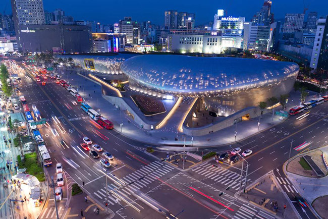 Trung tâm Thiết kế Dongdaemun Là bảo tàng được thiết kế theo “phong cách của tương lai” do kiến trúc sự Zaha Hadid thiết kế, có mặt tiền bằng kim loại cong được thắp sáng lấp lánh vào ban đêm. Đây được coi là một trong những điểm mốc hiện đại của Seoul. Trong khu phức hợp đa văn hóa này có một số khu vực dành cho nghệ thuật và thiết kế thời trang bao gồm bảo tàng thiết kế, các khu trưng bày / triển lãm và một công viên thân thiện với môi trường.