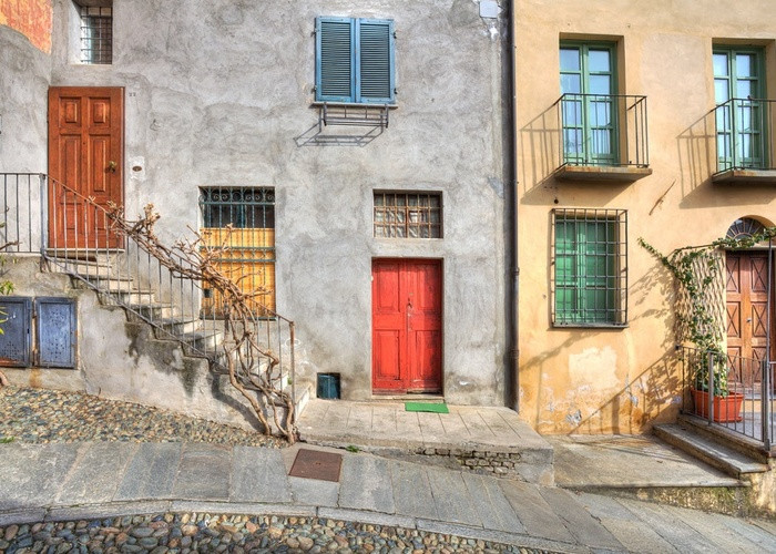 7. Saluzzo, Piedmont Saluzzo là một trong những ngôi làng cổ lãng mạn nhất thế giới. Những tháp chuông, mái vòm đỏ, ngọn tháp cổ, dãy núi Cittian phủ tuyết mê hoặc bất cứ ai khi đặt chân đến đây. Đừng bỏ qua Casa Cavassa - bảo tàng cổ điển thời Phục hưng để chiêm ngưỡng những bức bích họa đầy màu sắc, đồ nội thất cổ và vườn thực vật đầy ấn tượng.