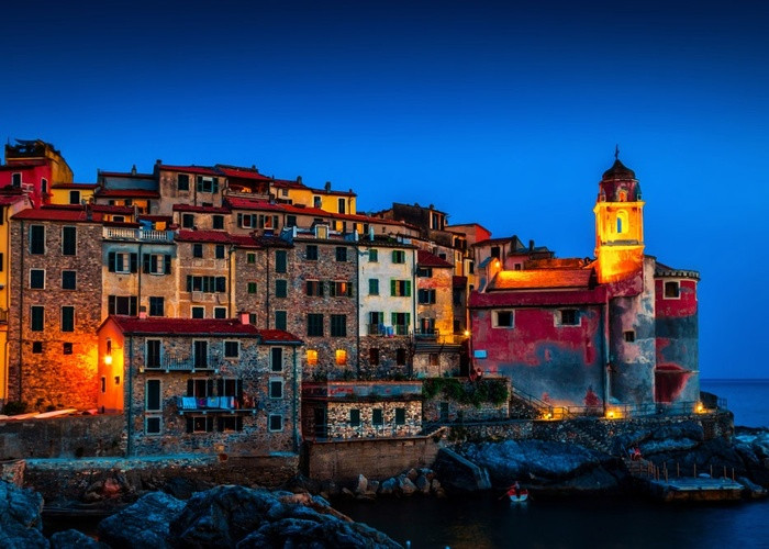 1. Tellaro, Liguria Ngôi làng Cinque Terre nổi tiếng của Ý đã trở nên quá đông đúc trong những năm gần đây và chính quyền địa phương đã xem xét hạn chế du khách. May mắn thay, chỉ cần đi vài dặm xuống bờ biển Liguria bạn cũng có thể tận hưởng một không gian khác tuyệt đẹp như vậy mà không phải chịu cảnh chen lấn. Làng Tellaro ngự trị trên sườn dãy núi sát biển. Địa điểm du lịch này mang vẻ đẹp lãng mạn, cổ kính với những ngôi nhà sơn màu pastel, con đường lát sỏi chật hẹp và khung cảnh biển thơ mộng.