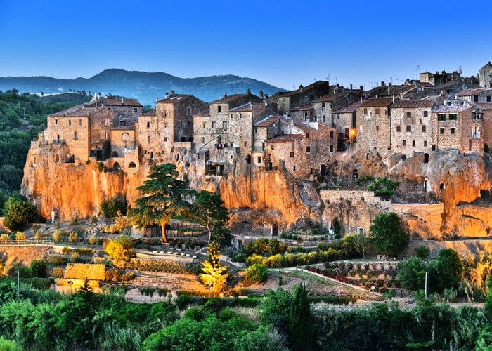 2. Pitigliano, Tuscany Ngôi làng Pitigliano còn có biệt danh là “Tiểu Jerusalem” đã từng là quê hương của một cộng đồng Do Thái lớn từ thế kỷ 16. Nằm chênh vênh trên một tảng đá khổng lồ hình thành từ tro núi lửa, ngôi làng này y như một mê cung tuyệt đẹp với những con phố nhỏ hẹp, hang động điển hình xứ Etruscan. Đặt chân tới nơi đây, du khách sẽ không khỏi bị mê hoặc.