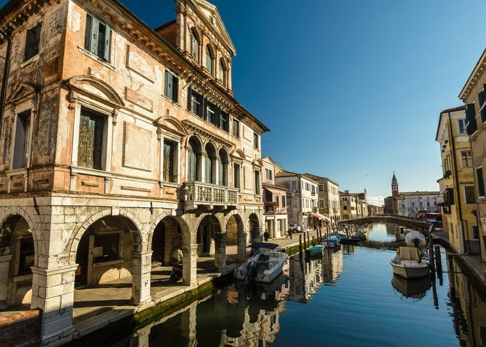 4. Chioggia, Veneto Chioggia nằm trên một hòn đảo nhỏ tại lối vào của phía nam Venetian Lagoon, tỉnh Venezia, miền bắc nước Ý. Tới đây, bạn có thể tham quan chợ cá truyền thống hay đi lang thang qua các đường phố ngập nước rồi dừng lại ăn trưa tại một trong những nhà hàng hải sản tuyệt vời.