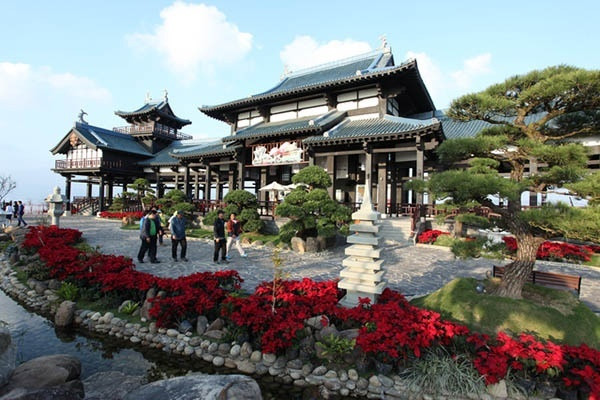 Lấy cảm hứng từ vườn Okayama Korakuen nổi tiếng của Nhật Bản, khu vườn mang tên Zen Garden in đậm những nét đặc trưng của xứ sở hoa anh đào .