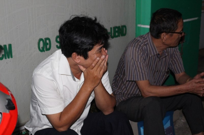 Theo ghi nhận, từ 2 giờ sáng 3-7 đã có nhiều phụ huynh mang theo sổ hộ khẩu, giấy khai sinh của con em mình tập trung trước cổng trường để chờ nộp hồ sơ cho con.
