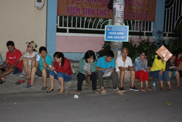 Mặc dù rất đông người tập trung trước cổng trường để chờ nhưng các phụ huynh vẫn giữ trật tự, ngồi gọn gàng không gây ảnh hưởng đến những hộ dân sống quanh trường.