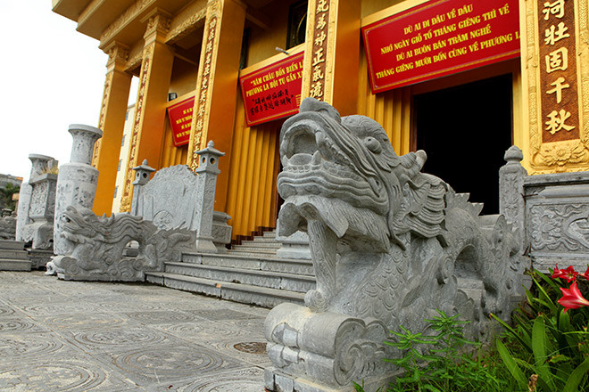 Đôi rồng đá thời Trần ngự hai bên rất đẹp, đôi lộc bình bằng đá cao quá đầu người.