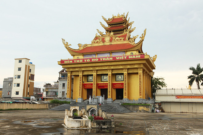 Những câu chuyện huyền bí khi xây dựng lăng mộ vẫn là một bí mật, người dân chỉ biết rằng, để xây dựng công trình khổng lồ này, tỷ phú Trần Văn Sen đã mua nửa cánh đồng làng Mẹo, bỏ nhiều công sức trong nhiều năm nghiên cứu, thuê kỹ sư từ châu Âu về thiết kế và tuyển chọn những thợ có tay nghề cao từ khắp đất nước về xây dựng.