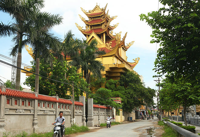 Công trình Lăng mộ họ Trần nằm ngay đầu làng Mẹo tức làng Phương La (xã Thái Phương, huyện Hưng Hà, tỉnh Thái Bình), do tỷ phú Trần Văn Sen xây dựng. Làng Mẹo nổi tiếng với nghề dệt truyền thống, nơi xuất thân của nhiều tỷ phú nổi tiếng khắp đất nước.
