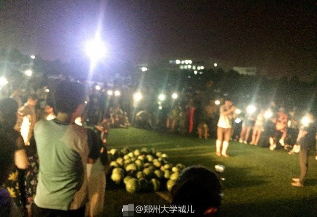 Mới đây, một nam sinh đại học Hà Nam, Trung Quốc đã gây xôn xao khi cố gắng cầu xin bạn gái cũ quay lại với mình bằng cách xếp 99 quả dưa hấu trên sân tập thể thao của trường cùng với 1 chiếc bánh kem. Tuy nhiên, buồn thay cho chàng trai vì cô gái đã thẳng thừng từ chối. Cùng lúc đó, lực lượng bảo vệ cũng lao tới nhằm giải tán đám đông.