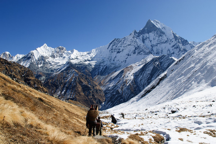 Machapuchare, Nepal: Nằm trong dãy Annapurna Himalayas, Machapurchare (hay còn gọi là “Núi đuôi cá”) là đỉnh núi thiêng của Nepal. Chưa có ai chinh phục được đỉnh núi này, và chính phủ Nepal cũng đã cấm người leo lên đây. Tuy nhiên, khu vực chân núi vẫn có nhiều điều để bạn khám phá. Machapurchare có lẽ là một trong những ngọn núi nguyên sơ cuối cùng của dãy Hymalayas. Ảnh: GlobeTrotter/Flickr.