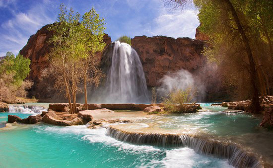 6. Thác Havasu – Vườn quốc gia Grand Canyon Thác Havasu thực sự là thiên đường trên trái đất. Đây là một thác nước đẹp kinh ngạc nằm trong một hẻm núi xa xôi của Arizona. Những thác nước hùng vĩ và cộng đồng thổ dân sống cô lập trong Khu bảo tồn Người da đỏ Havasupai thu hút hàng nghìn du khách mỗi năm. Thổ dân Havasupai có mối liên hệ vô cùng chặt chẽ với nước và đất. Dòng nước biêng biếc nơi đây rất thiêng liêng đối với họ.