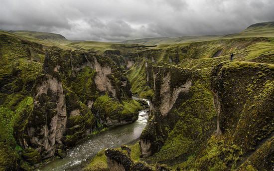 7. Hẻm núi Fjaðrárgljúfur – Iceland Fjaðrárgljúfur là hẻm núi nằm ở phía đông nam Iceland, có độ sâu tới 100 m và chiều dài khoảng 2 km, với dòng sông Fjaðrá chảy qua đó. Hẻm núi này nằm gần đường vành đai Ring Road, không xa ngôi làng Kirkjubæjarklaustur. Hẻm núi được tạo ra bởi sự xói mòn cấp tiến của dòng nước chảy từ các sông băng qua các tảng đá và palagonit trong hàng thiên niên kỷ.