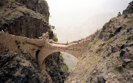 5. Cầu Shaharah – Yemen Cầu được xây dựng vào thế kỷ 17, nối liền các thị trấn trên đỉnh núi của vùng Yemen. Cây cầu vốn được sử dụng để chống lại quân xâm lược Thổ Nhĩ Kỳ, nhưng ngày nay, cầu Shaharah đáng sợ đã trở thành một điểm thu hút khách du lịch nổi tiếng.