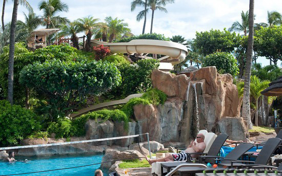 2. Khu Resort & Spa Westin Maui – Hawaii Hãy sẵn sàng để bị choáng ngợp ngay từ sảnh chính của khu nghỉ dưỡng Kaanapali, bạn sẽ được chào đón với không gian vô cùng tươi mát của những thác nước và hồ bơi. Những cảnh quan ấn tượng, dịch vụ thân thiện, khu spa không thể tuyệt vời hơn cũng những hồ bơi cực kỳ hoành tráng là những điểm nổi bật của nơi này. Một trong những địa danh tuyệt vời nhất thế giới này trải dài, nằm dọc theo bờ biển xanh, cát trắng, nắng vàng của bãi biển Ka'anapali tuyệt đẹp.