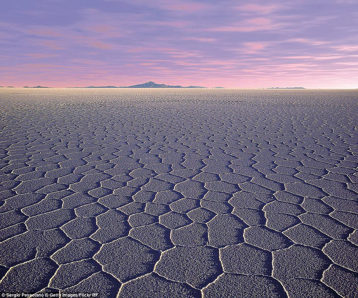 Salar de Uyuni là đồng bằng muối lớn nhất thế giới, nằm ở Bolivia. Các nhiếp ảnh gia đổ về đây để ghi lại hình ảnh độc đáo của khung cảnh siêu thực này, nhất là khi những cơn mưa biến đồng bằng thành một tấm gương phản chiếu khổng lồ.