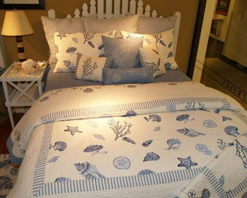 Họa tiết trang trí Những họa tiết mang chủ đề biển cả như cánh buồm, mỏ neo, hải âu, sao biển… trên gối tựa, rèm cửa hay bộ ga, gối của phòng ngủ cũng là một cách để mang hơi thở của biển vào trong nhà.