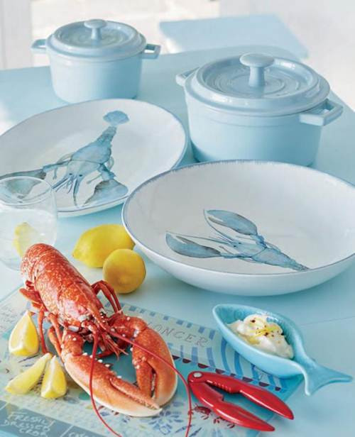 Ăn cơm bằng bộ bát đĩa này cũng khó lòng quên được mùi vị của biển cả.