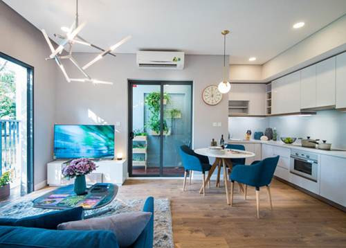 Màu sắc trang trí Màu xanh của biển, trời và màu trắng của cát là hai màu chủ đạo của biển. Hãy sơn lại tường ngôi nhà với màu biển và trời hay đơn giản là thay “chiếc áo mới” cho sofa, rèm cửa…là đã đủ để tạo ra cảm giác mát mẻ của biển cả. Bạn cũng có thể thêm một chút màu nắng cho không gian thêm sinh động và rực rỡ hơn.